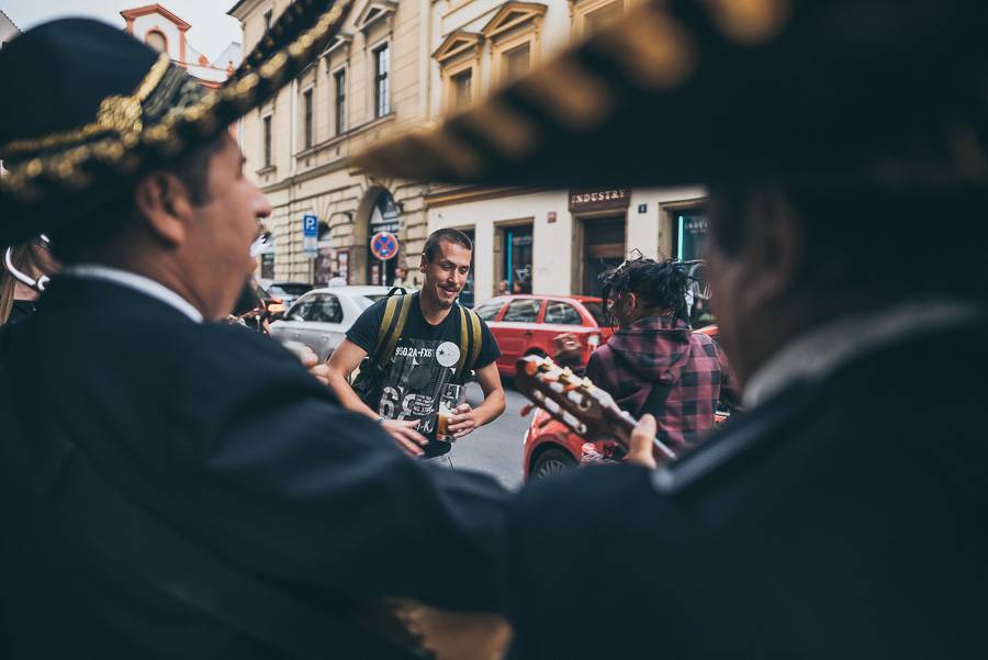 Klub Chapeau Rouge slavil 99. narozeniny v punkovém stylu, koncertu Visacího zámku předcházel průvod