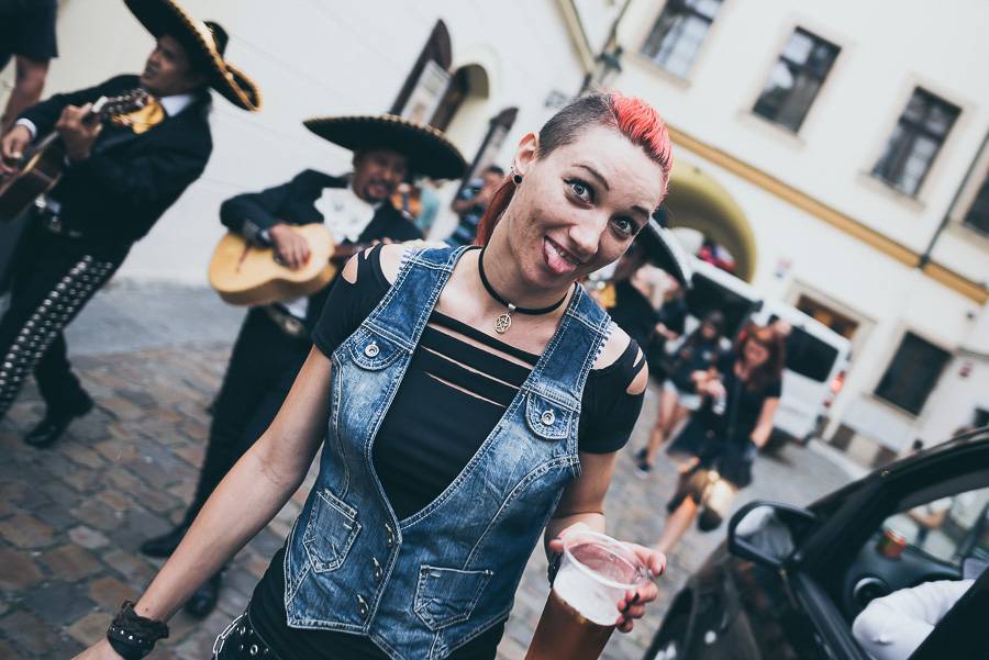 Klub Chapeau Rouge slavil 99. narozeniny v punkovém stylu, koncertu Visacího zámku předcházel průvod