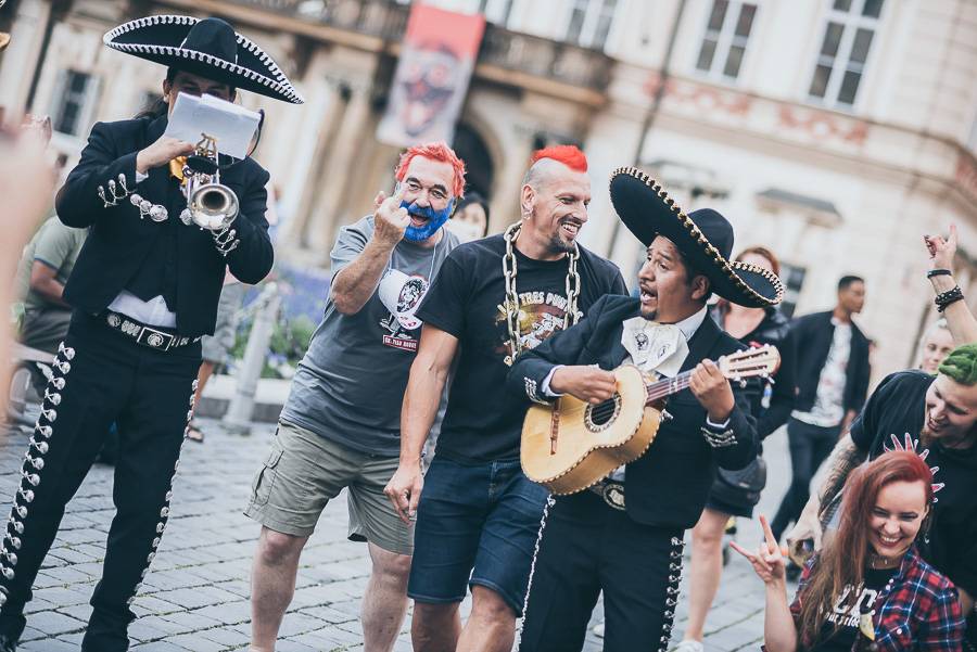 Klub Chapeau Rouge slavil 99. narozeniny v punkovém stylu, koncertu Visacího zámku předcházel průvod