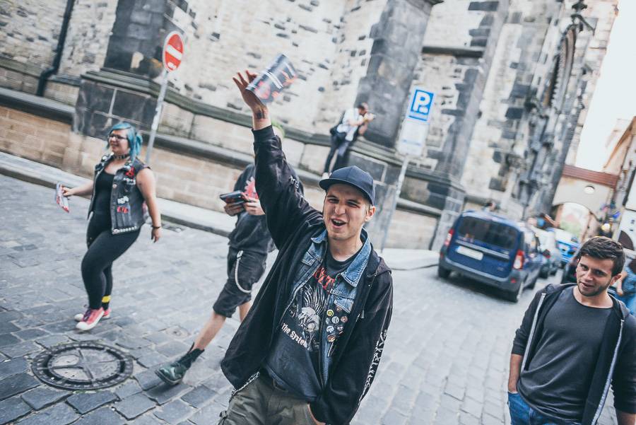 Klub Chapeau Rouge slavil 99. narozeniny v punkovém stylu, koncertu Visacího zámku předcházel průvod