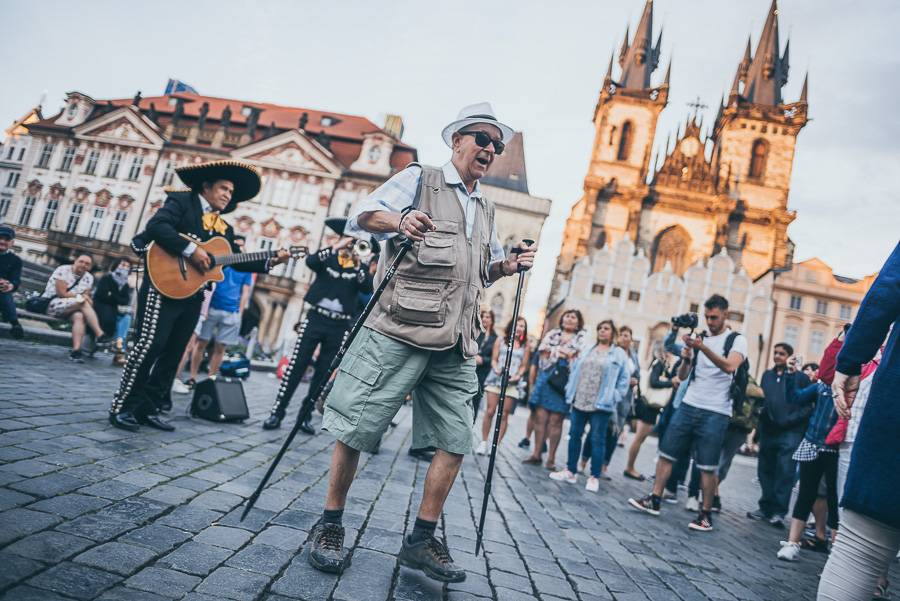 Klub Chapeau Rouge slavil 99. narozeniny v punkovém stylu, koncertu Visacího zámku předcházel průvod
