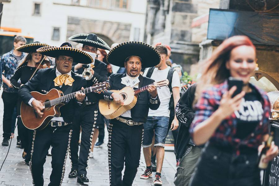 Klub Chapeau Rouge slavil 99. narozeniny v punkovém stylu, koncertu Visacího zámku předcházel průvod