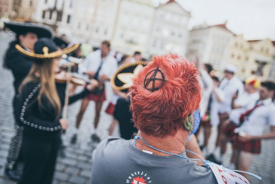 Klub Chapeau Rouge slavil 99. narozeniny v punkovém stylu, koncertu Visacího zámku předcházel průvod