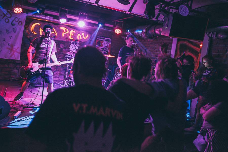 Klub Chapeau Rouge slavil 99. narozeniny v punkovém stylu, koncertu Visacího zámku předcházel průvod