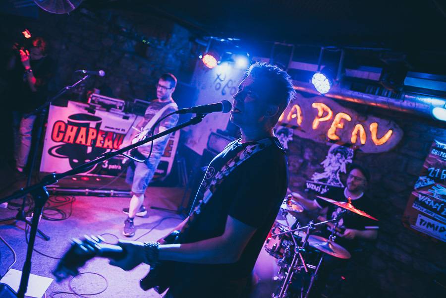 Klub Chapeau Rouge slavil 99. narozeniny v punkovém stylu, koncertu Visacího zámku předcházel průvod