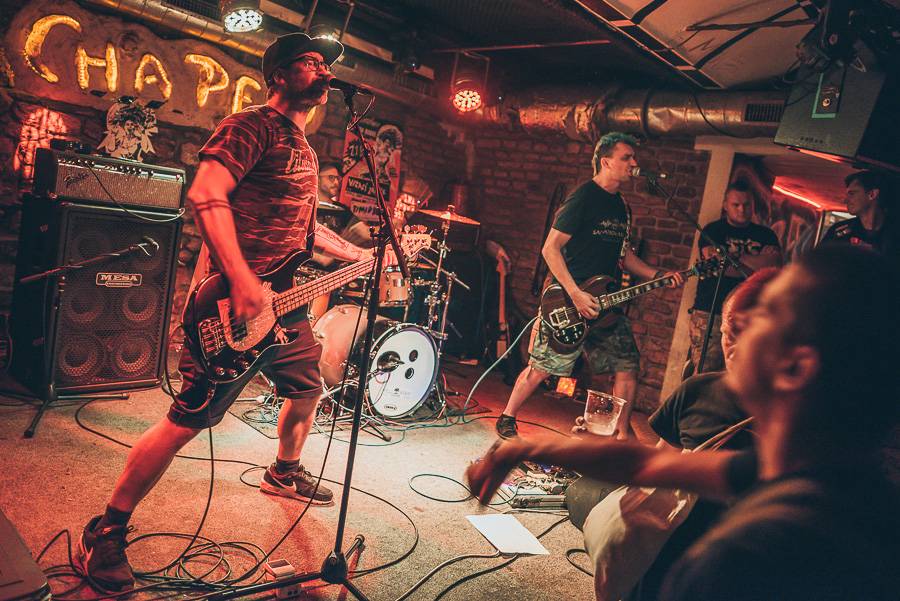 Klub Chapeau Rouge slavil 99. narozeniny v punkovém stylu, koncertu Visacího zámku předcházel průvod