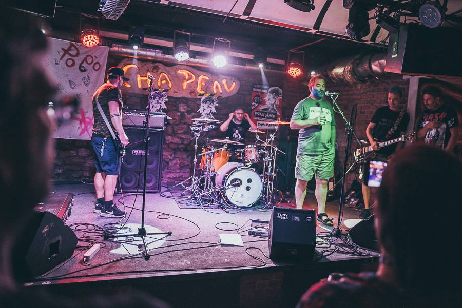 Klub Chapeau Rouge slavil 99. narozeniny v punkovém stylu, koncertu Visacího zámku předcházel průvod