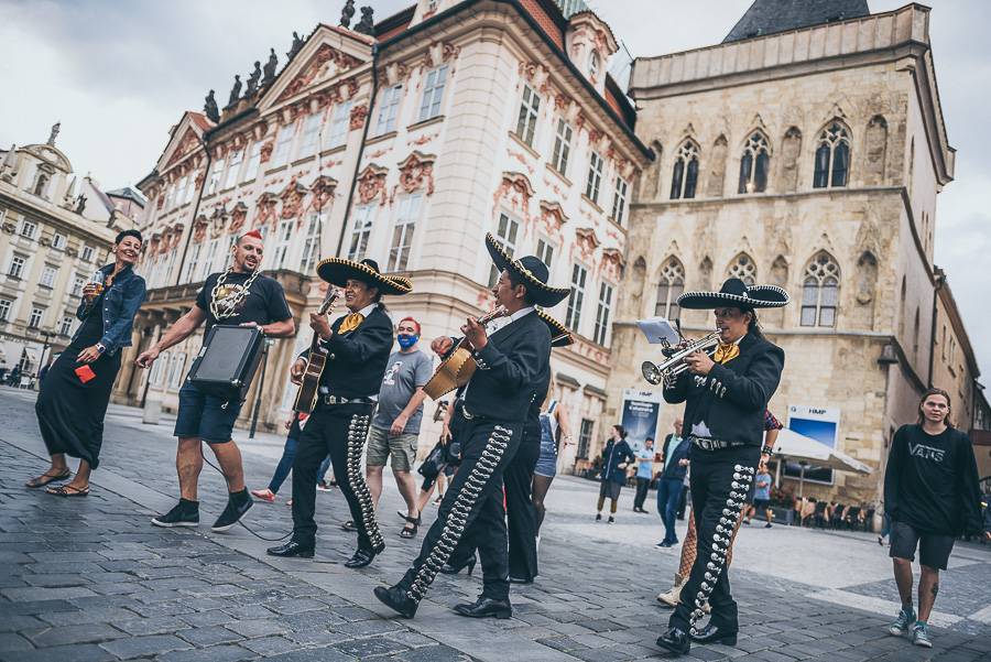 Klub Chapeau Rouge slavil 99. narozeniny v punkovém stylu, koncertu Visacího zámku předcházel průvod