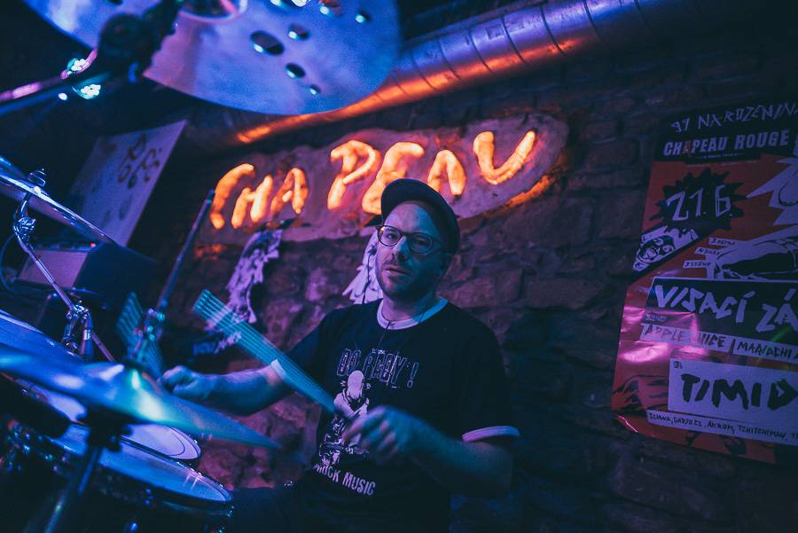 Klub Chapeau Rouge slavil 99. narozeniny v punkovém stylu, koncertu Visacího zámku předcházel průvod