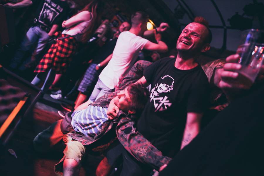 Klub Chapeau Rouge slavil 99. narozeniny v punkovém stylu, koncertu Visacího zámku předcházel průvod