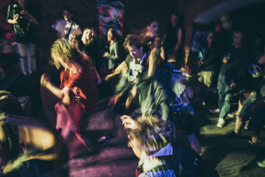 Klub Chapeau Rouge slavil 99. narozeniny v punkovém stylu, koncertu Visacího zámku předcházel průvod