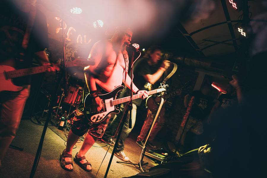 Klub Chapeau Rouge slavil 99. narozeniny v punkovém stylu, koncertu Visacího zámku předcházel průvod