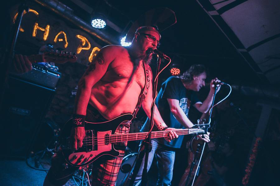 Klub Chapeau Rouge slavil 99. narozeniny v punkovém stylu, koncertu Visacího zámku předcházel průvod