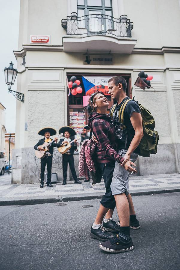 Klub Chapeau Rouge slavil 99. narozeniny v punkovém stylu, koncertu Visacího zámku předcházel průvod