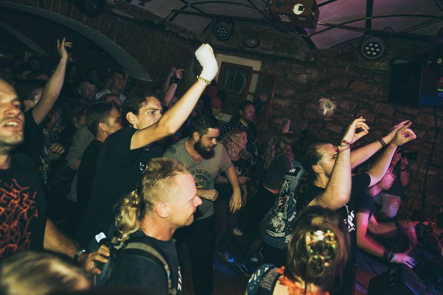 Klub Chapeau Rouge slavil 99. narozeniny v punkovém stylu, koncertu Visacího zámku předcházel průvod