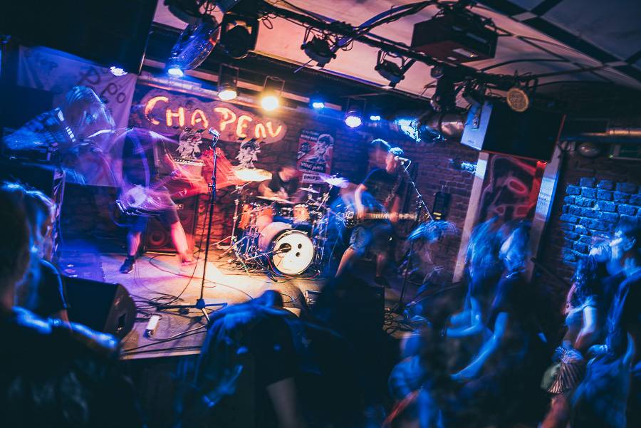 Klub Chapeau Rouge slavil 99. narozeniny v punkovém stylu, koncertu Visacího zámku předcházel průvod