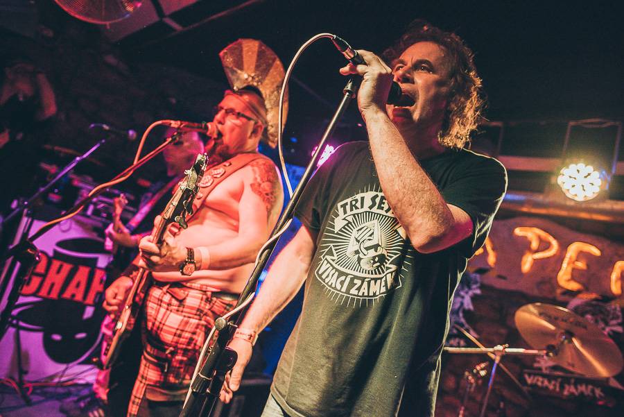 Klub Chapeau Rouge slavil 99. narozeniny v punkovém stylu, koncertu Visacího zámku předcházel průvod