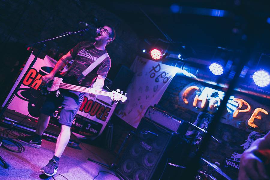 Klub Chapeau Rouge slavil 99. narozeniny v punkovém stylu, koncertu Visacího zámku předcházel průvod