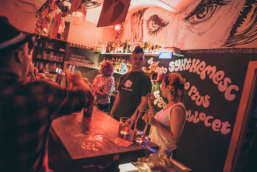 Klub Chapeau Rouge slavil 99. narozeniny v punkovém stylu, koncertu Visacího zámku předcházel průvod