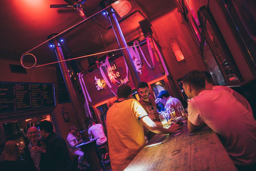 Klub Chapeau Rouge slavil 99. narozeniny v punkovém stylu, koncertu Visacího zámku předcházel průvod