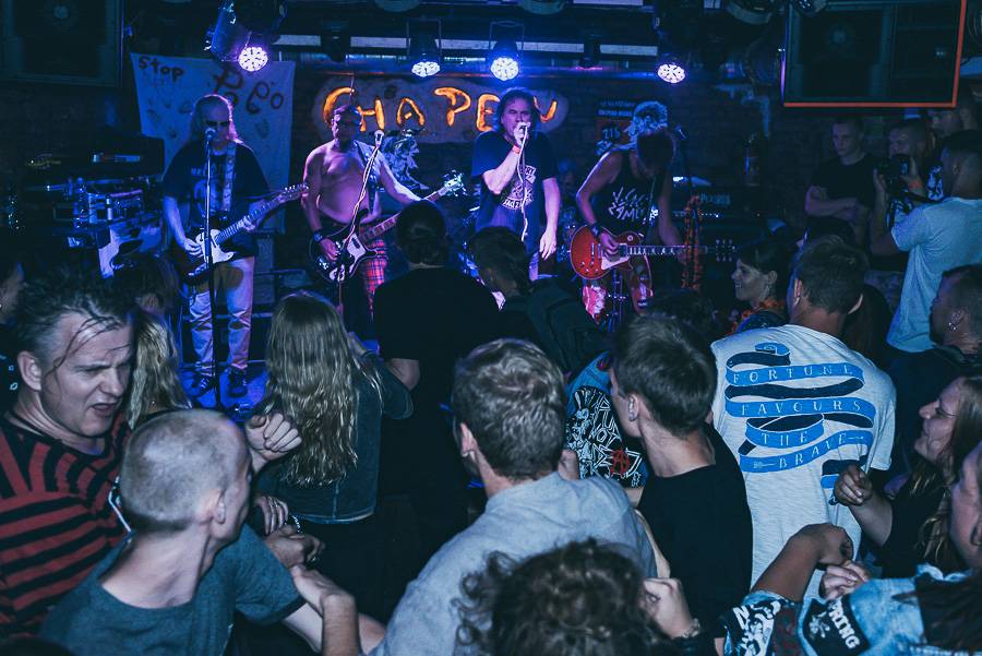 Klub Chapeau Rouge slavil 99. narozeniny v punkovém stylu, koncertu Visacího zámku předcházel průvod