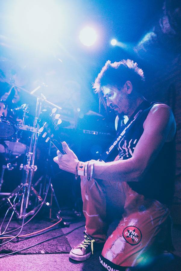 Klub Chapeau Rouge slavil 99. narozeniny v punkovém stylu, koncertu Visacího zámku předcházel průvod