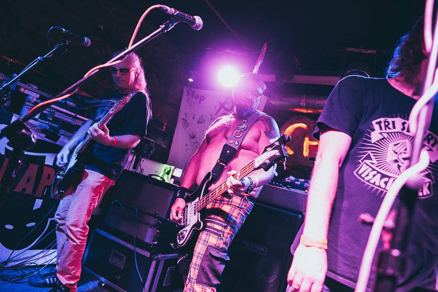 Klub Chapeau Rouge slavil 99. narozeniny v punkovém stylu, koncertu Visacího zámku předcházel průvod