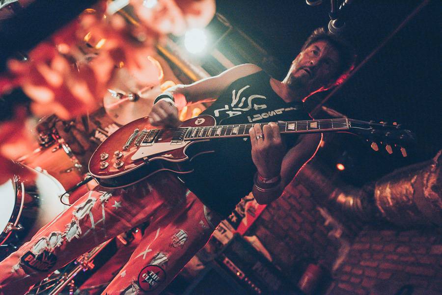 Klub Chapeau Rouge slavil 99. narozeniny v punkovém stylu, koncertu Visacího zámku předcházel průvod