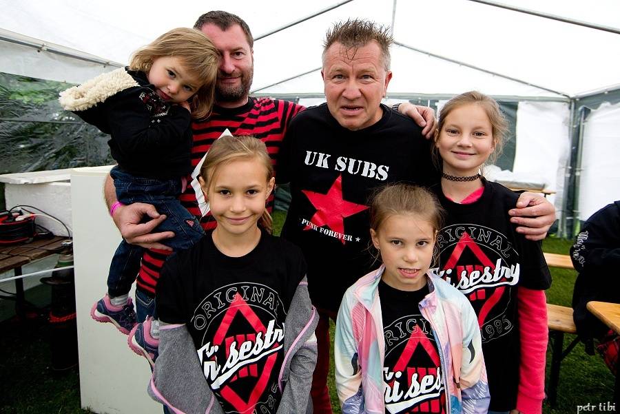 Tři sestry představili v Petrovicích nové písně. Zahráli i Visací zámek nebo Doctor P.P.