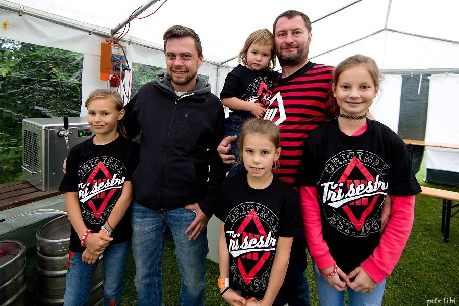 Tři sestry představili v Petrovicích nové písně. Zahráli i Visací zámek nebo Doctor P.P.