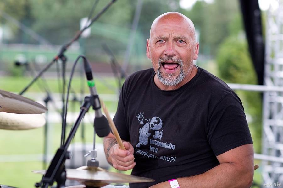 Tři sestry představili v Petrovicích nové písně. Zahráli i Visací zámek nebo Doctor P.P.