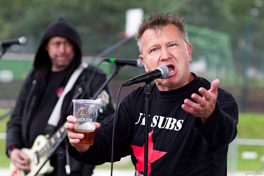 Tři sestry představili v Petrovicích nové písně. Zahráli i Visací zámek nebo Doctor P.P.