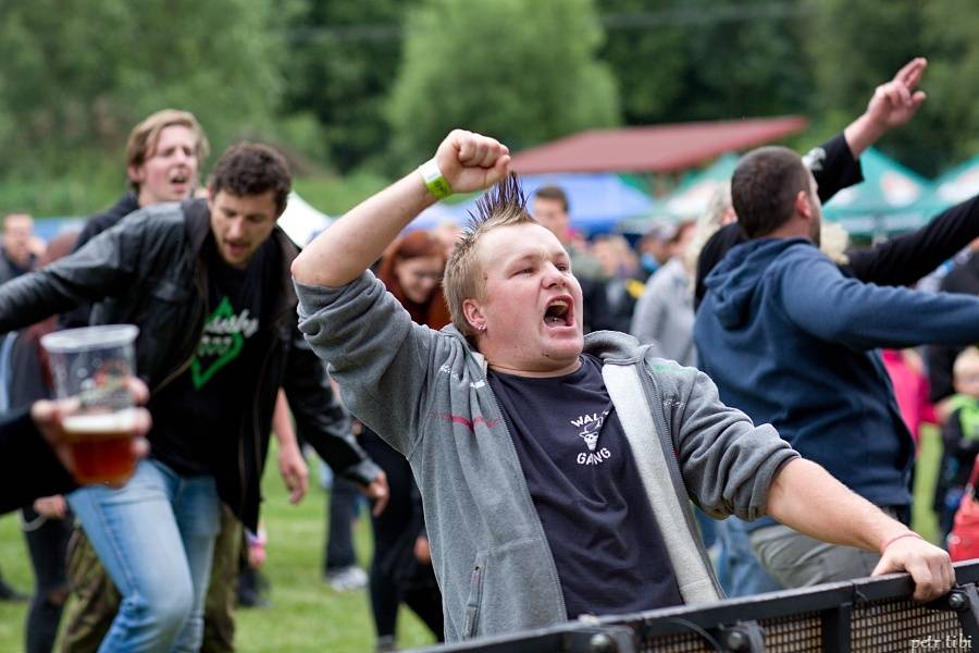 Tři sestry představili v Petrovicích nové písně. Zahráli i Visací zámek nebo Doctor P.P.