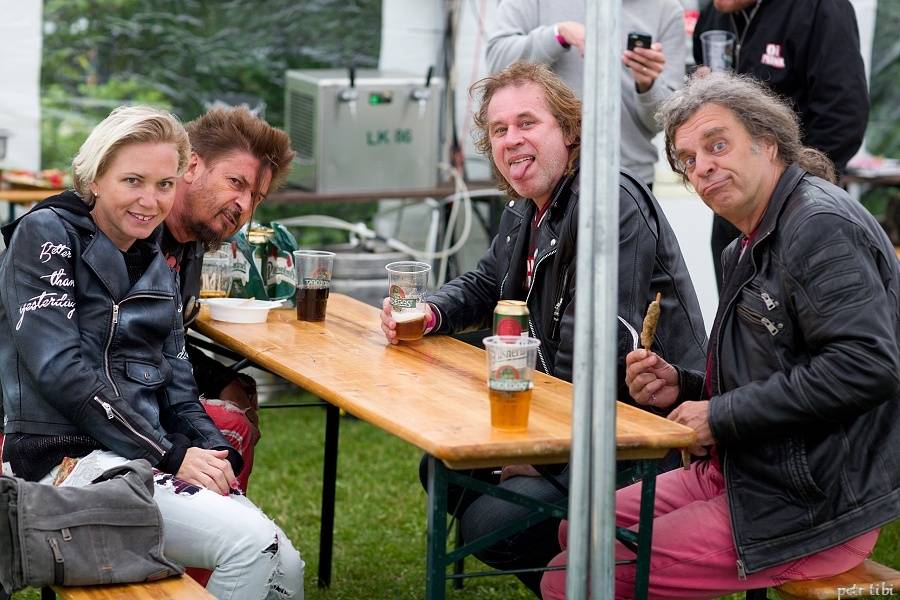 Tři sestry představili v Petrovicích nové písně. Zahráli i Visací zámek nebo Doctor P.P.