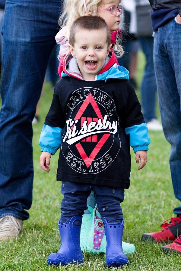 Tři sestry představili v Petrovicích nové písně. Zahráli i Visací zámek nebo Doctor P.P.