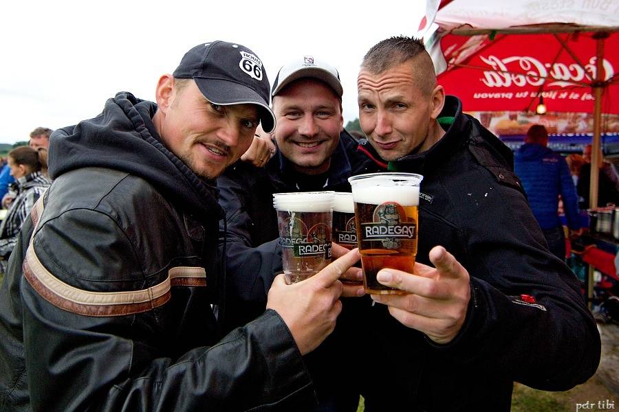 Tři sestry představili v Petrovicích nové písně. Zahráli i Visací zámek nebo Doctor P.P.