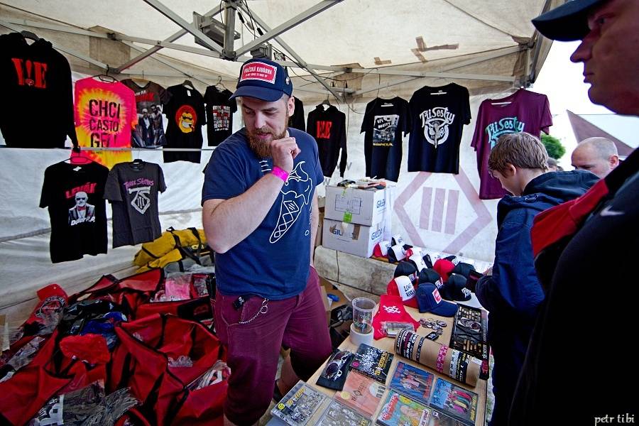 Tři sestry představili v Petrovicích nové písně. Zahráli i Visací zámek nebo Doctor P.P.