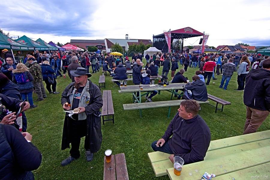 Tři sestry představili v Petrovicích nové písně. Zahráli i Visací zámek nebo Doctor P.P.