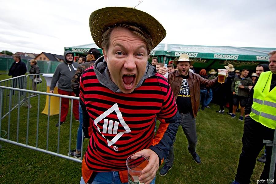 Tři sestry představili v Petrovicích nové písně. Zahráli i Visací zámek nebo Doctor P.P.