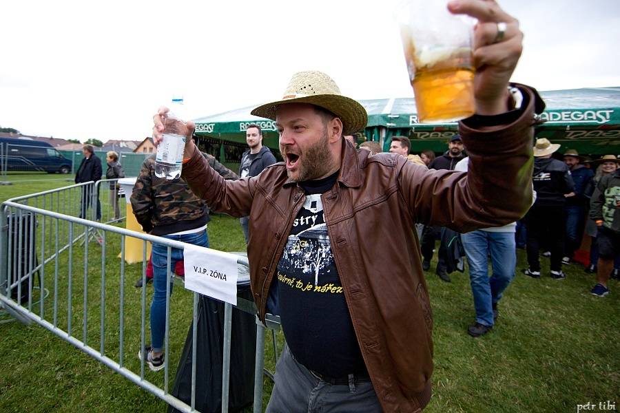 Tři sestry představili v Petrovicích nové písně. Zahráli i Visací zámek nebo Doctor P.P.