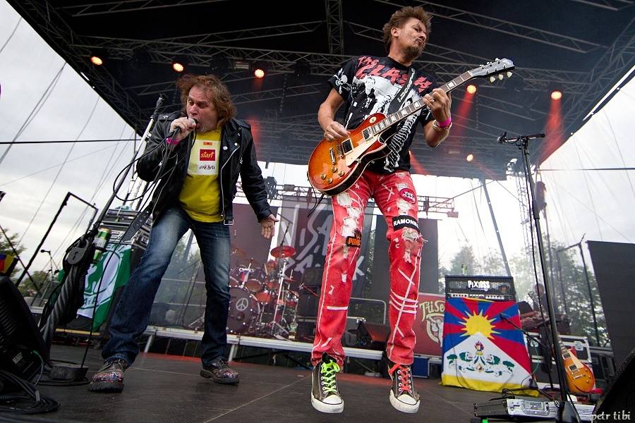 Tři sestry představili v Petrovicích nové písně. Zahráli i Visací zámek nebo Doctor P.P.