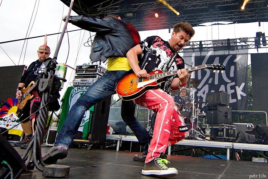 Tři sestry představili v Petrovicích nové písně. Zahráli i Visací zámek nebo Doctor P.P.