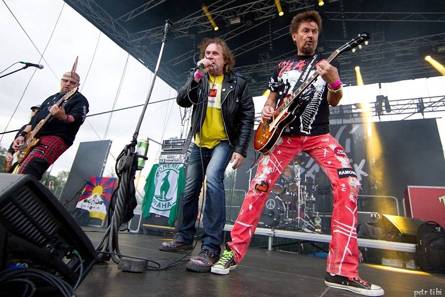 Tři sestry představili v Petrovicích nové písně. Zahráli i Visací zámek nebo Doctor P.P.