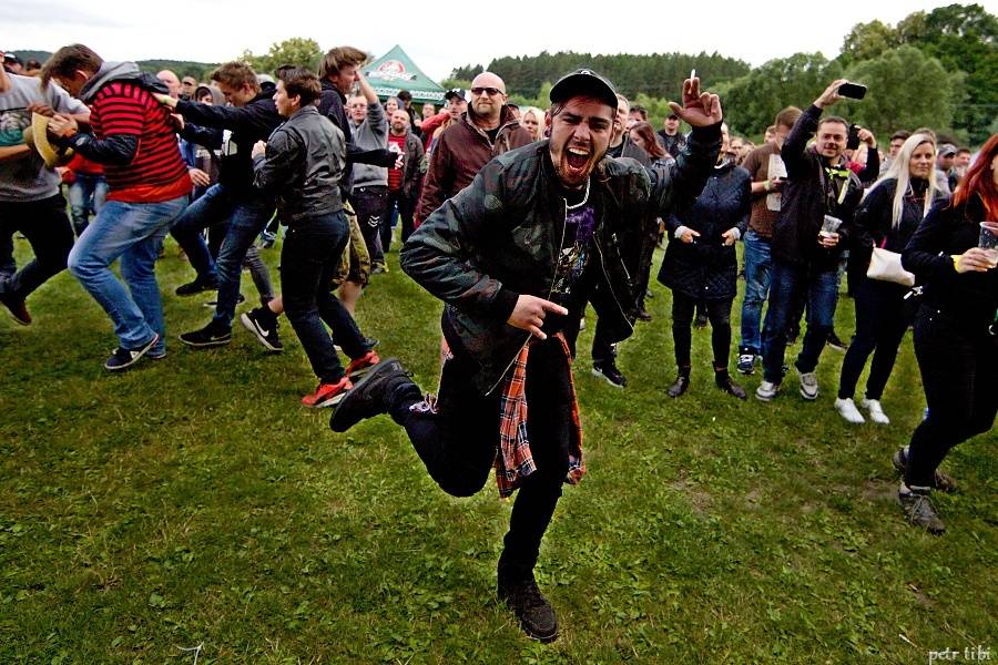 Tři sestry představili v Petrovicích nové písně. Zahráli i Visací zámek nebo Doctor P.P.