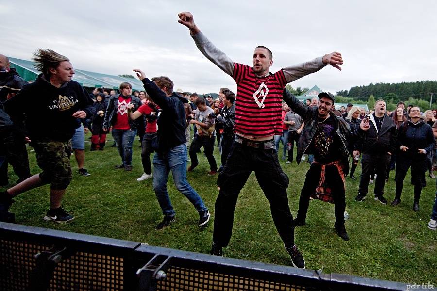 Tři sestry představili v Petrovicích nové písně. Zahráli i Visací zámek nebo Doctor P.P.