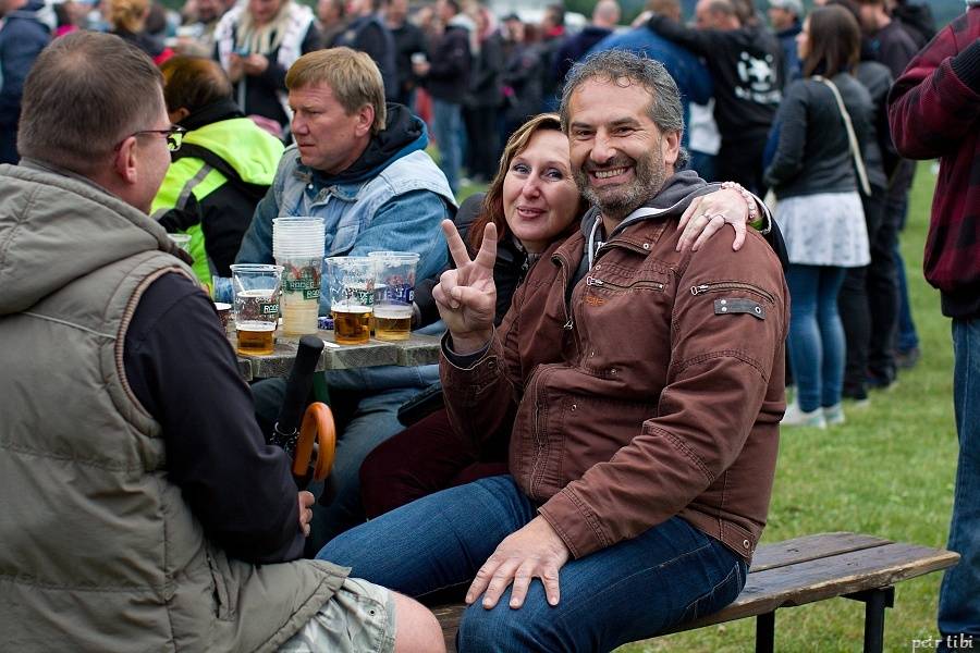 Tři sestry představili v Petrovicích nové písně. Zahráli i Visací zámek nebo Doctor P.P.