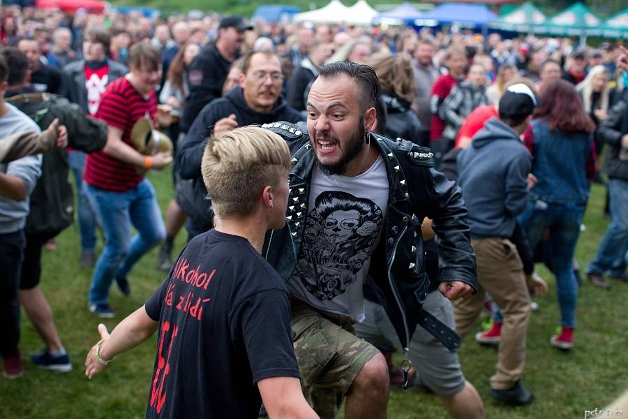 Tři sestry představili v Petrovicích nové písně. Zahráli i Visací zámek nebo Doctor P.P.