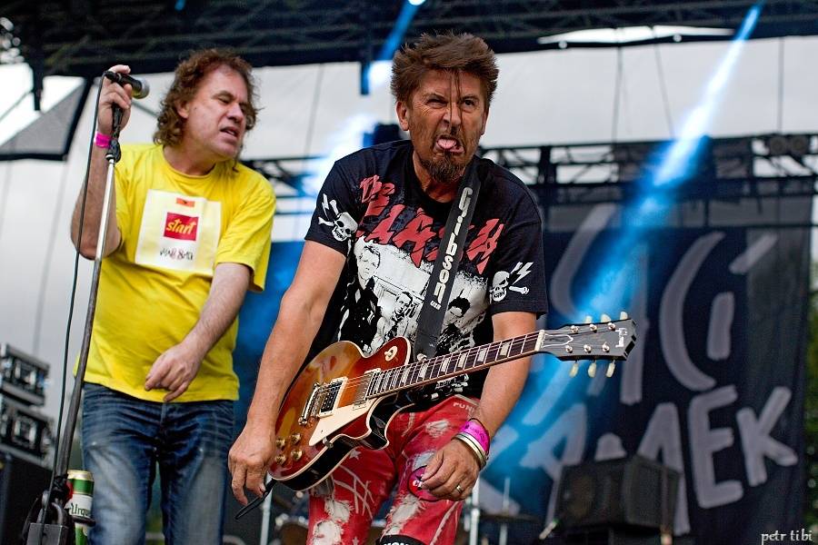 Tři sestry představili v Petrovicích nové písně. Zahráli i Visací zámek nebo Doctor P.P.