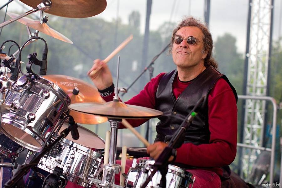 Tři sestry představili v Petrovicích nové písně. Zahráli i Visací zámek nebo Doctor P.P.