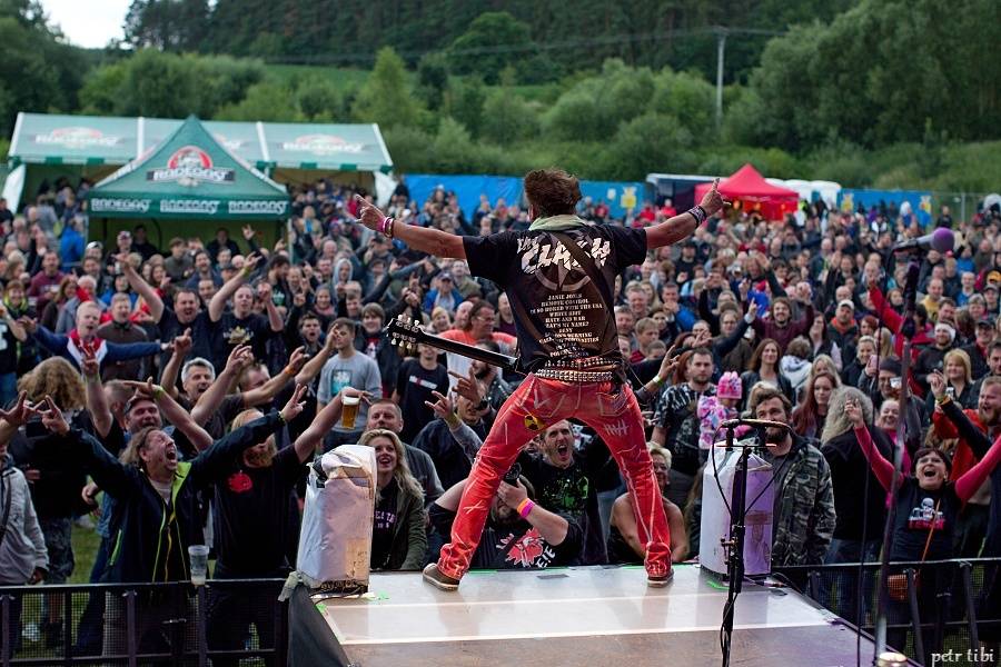 Tři sestry představili v Petrovicích nové písně. Zahráli i Visací zámek nebo Doctor P.P.